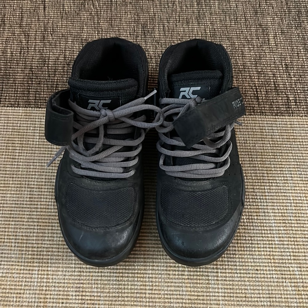 Skate shoes
